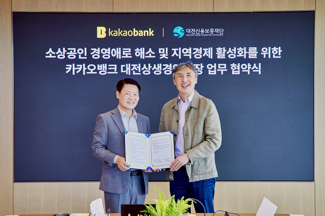 김석(오른쪽) 카카오뱅크 뱅킹그룹장과 양필환 토르 토토신용보증재단 이사장이 28일 카카오뱅크 판교오피스에서 진행된 ‘카카오뱅크 토르 토토상생경영통장 업무 협약식’에서 기념촬영하고 있다. [카카오뱅크 제공]
