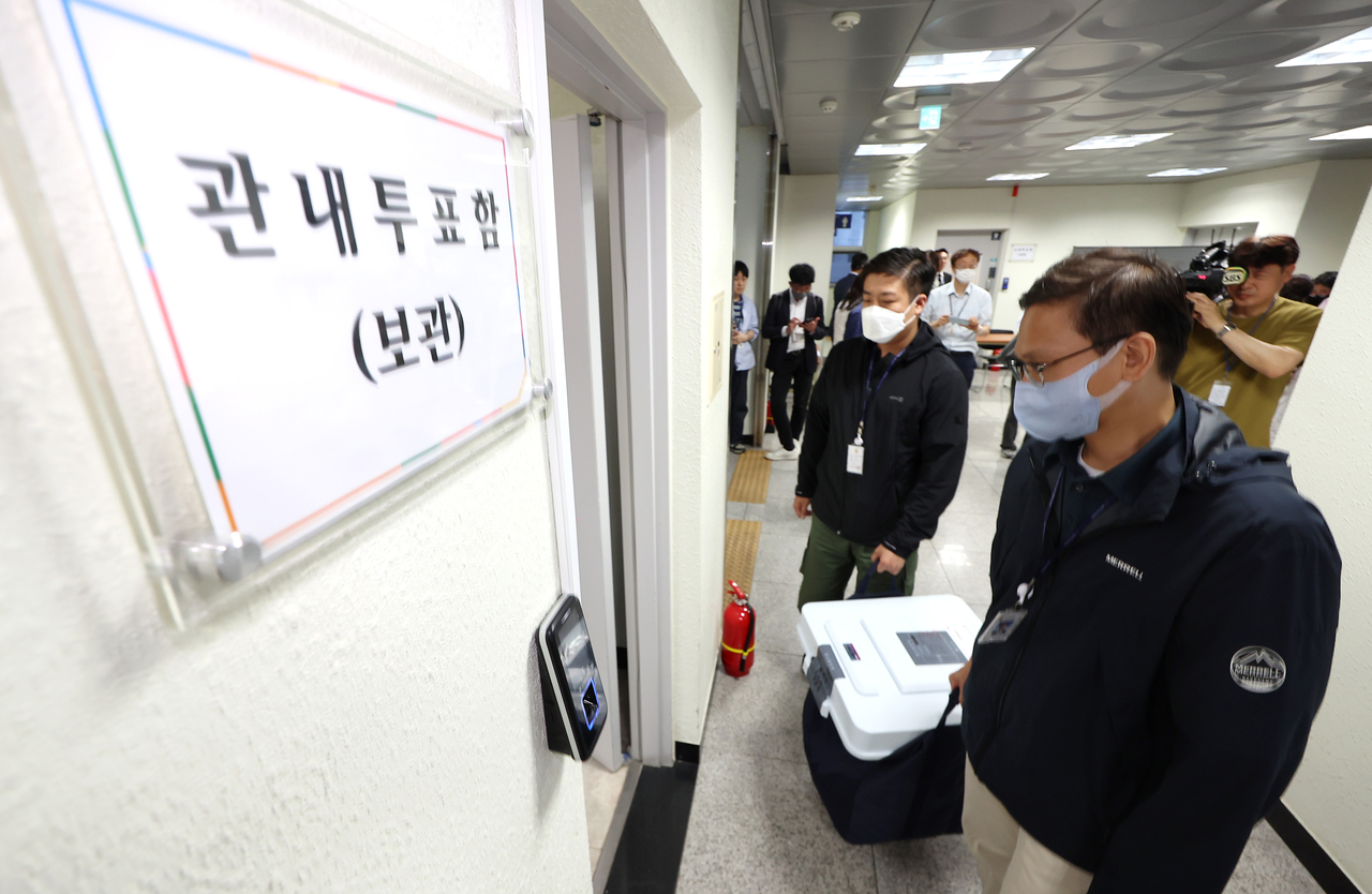제21대 대통령 선거 사전토토사이트 테이블 첫날인 29일 서울 성동구선거관리위원회에서 선관위 관계자들이 송정동 사전토토사이트 테이블소 관내사전토토사이트 테이블함을 보관장소로 옮기고 있다. [연합]