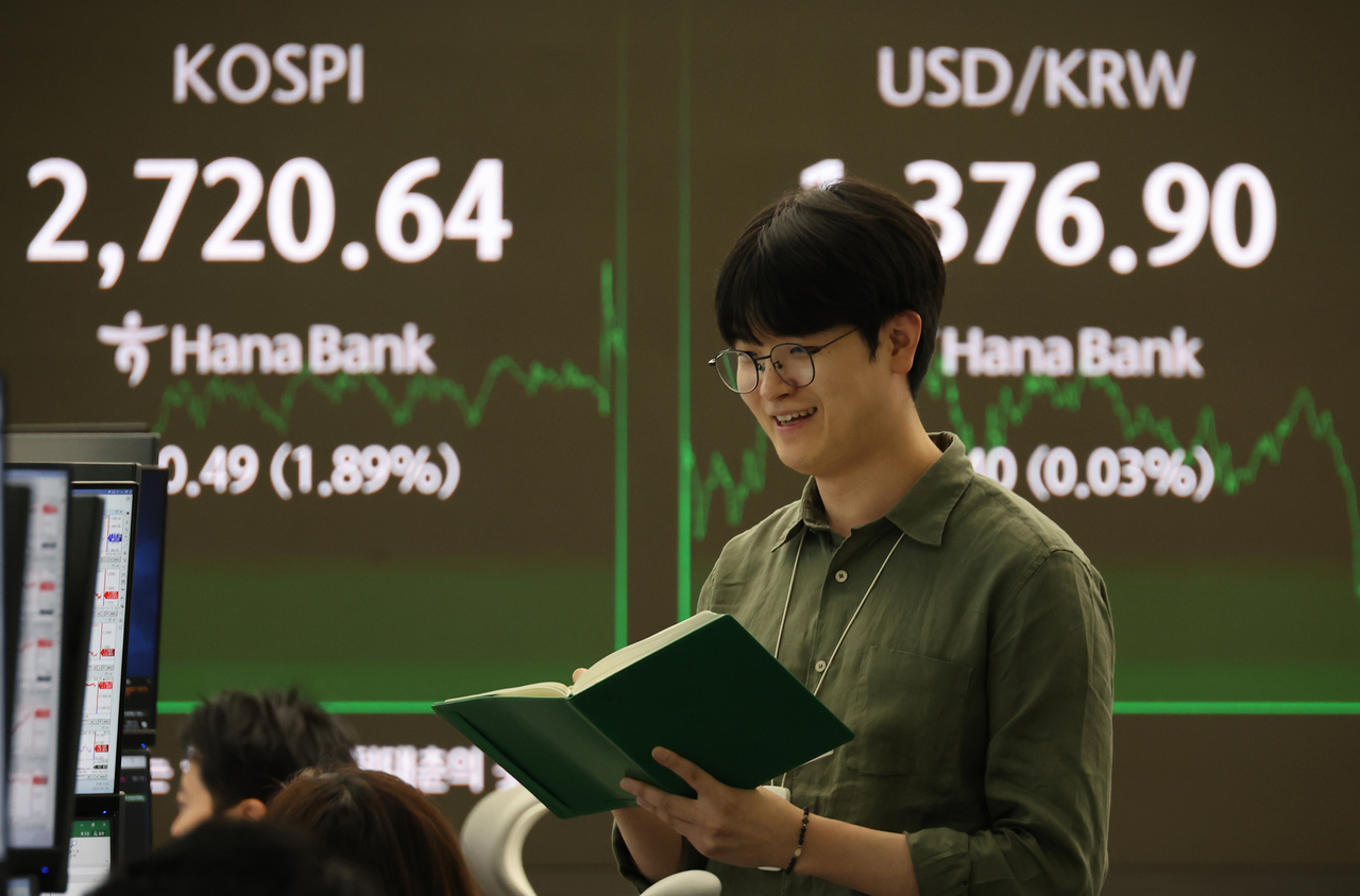 An electronic board showing the Korea Composite Stock Price Index at a dealing room of the Hana Bank headquarters in Seoul on Thursday. (Yonhap)