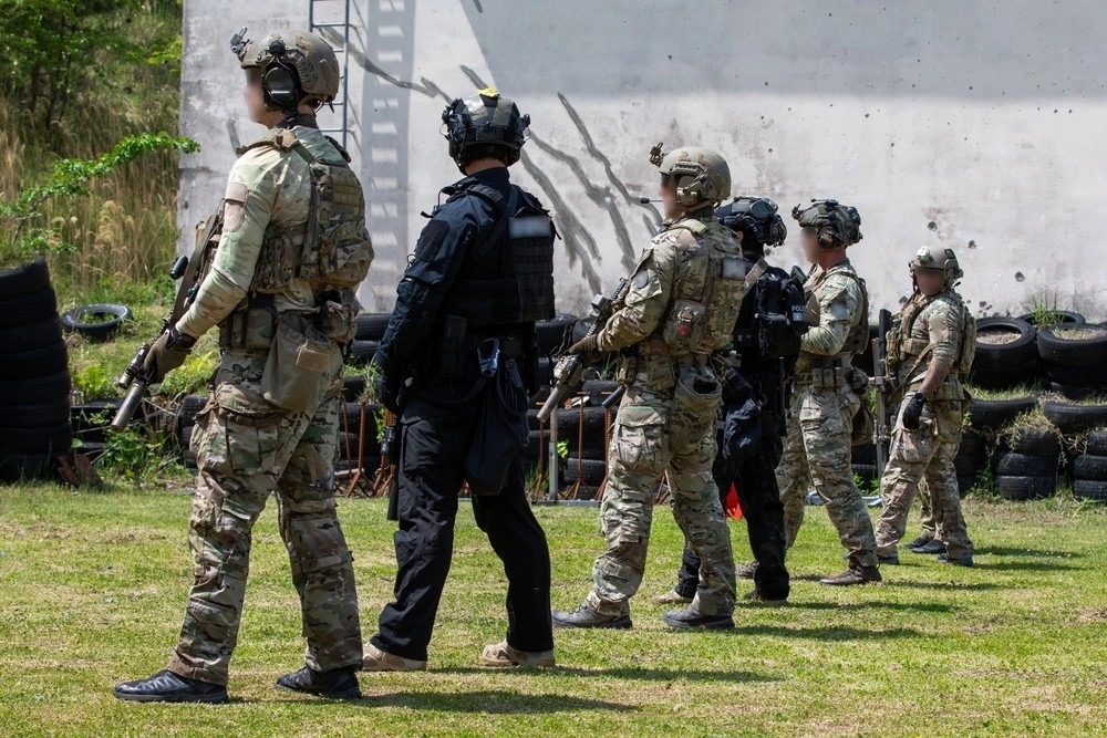 South Korean and US troops conduct close-range rifle training as part of a special operations exercise conducted on the southern South Korean island of Jeju from May 7-23, in this photo provided by the US Special Operations Command Korea. (Yonhap)