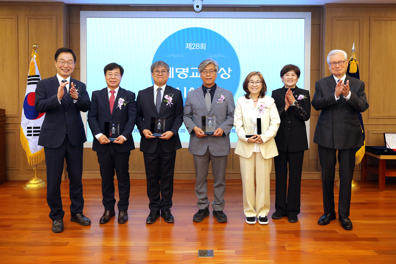 임종식 경북교육감(왼쪽부터), 김흥만(흥해중)·김정환(대구혜화여고)·김장수(성주고)·임정미(서대구중) 교사, 강은희 대구교육감, 신일희 계명대 총장.[계명대 제공]