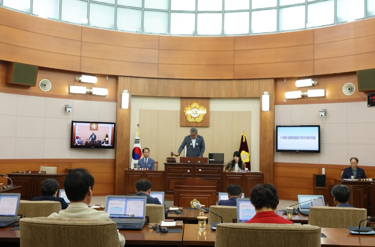 권영준의장이 임시회 폐회를 선언하고 있다[봉화군 의회 제공]