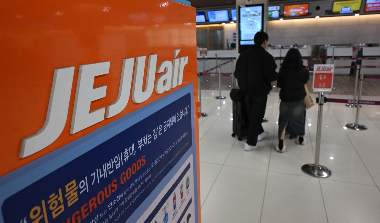 Passengers head toward the counter of Jeju Air at Gimpo International Airport in Seoul, Dec. 30, 2024. (Lee Sang-sub/The Korea Herald)