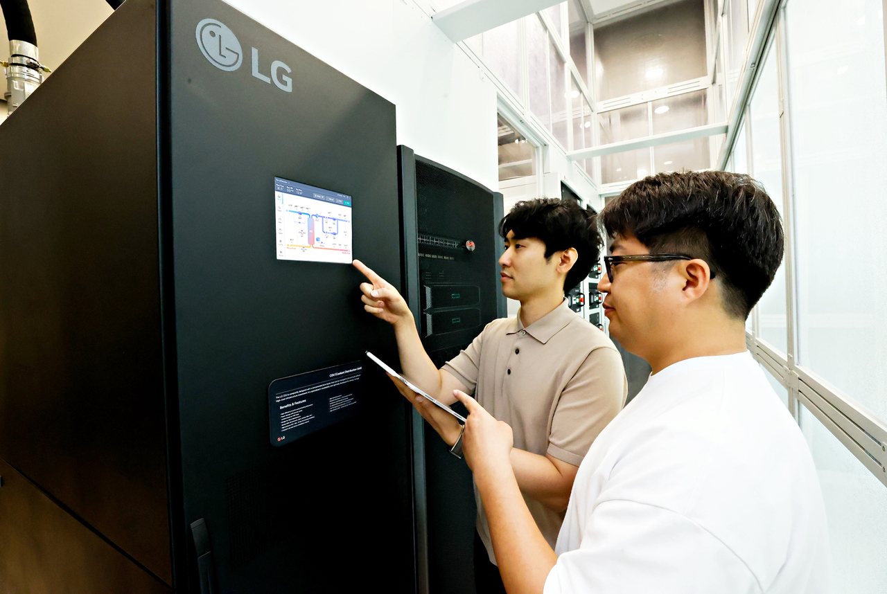 LG유플러스 직원이 인공지능(AI) 데이터센터 액체 냉각 설루션인 LG전자 롤 스포츠토토 분배 장치를 테스트하고 있다.  [LG유플러스 제공]