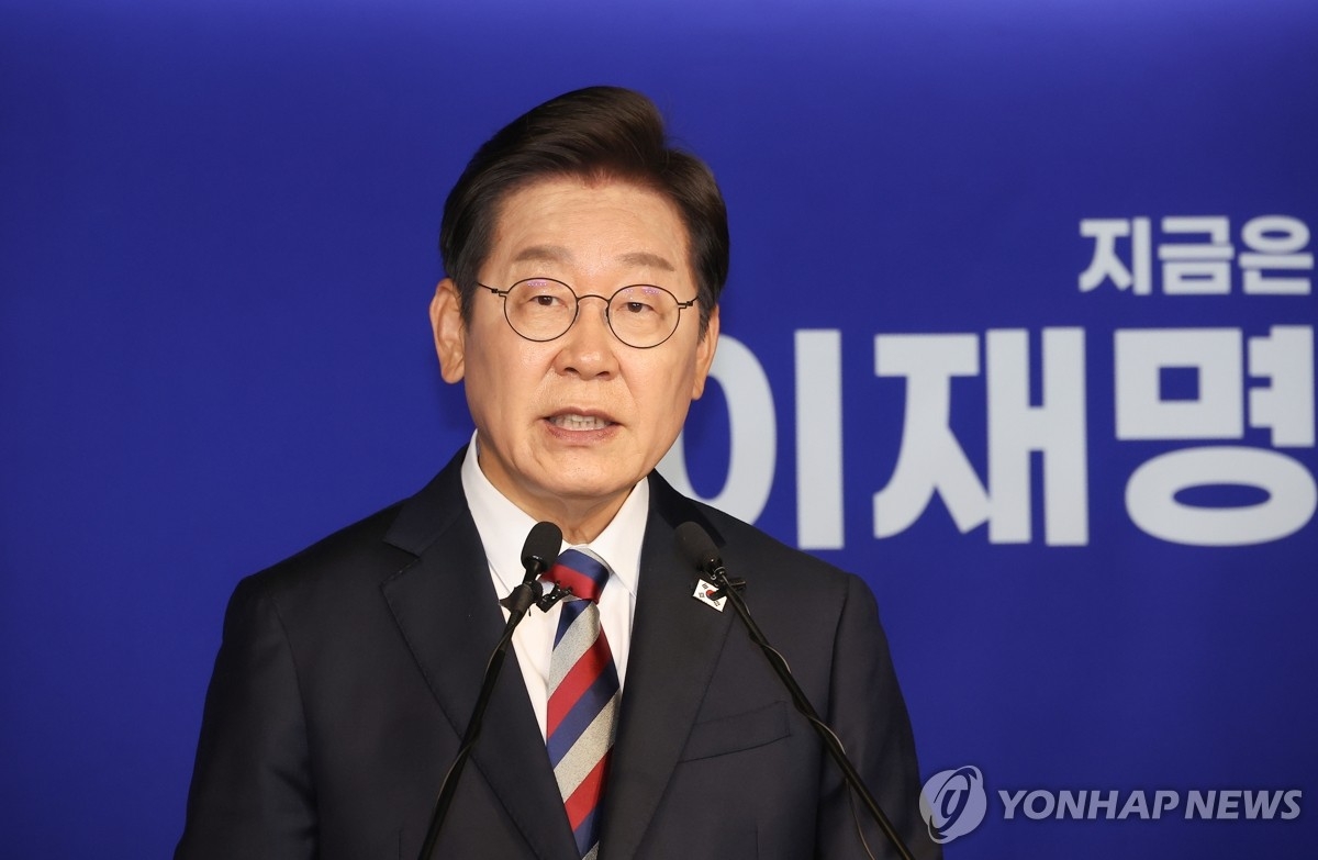Democratic Party presidential candidate Lee Jae-myung speaks at a press conference at the party headquarters in Seoul on May 25,. Yonhap)