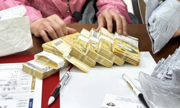 This photo distributed by Kyung Hee University shows a woman in her 90s making a donation of 50 million won to the Seoul-based school on Tuesday. (Kyung Hee University)