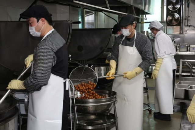 육군훈련소 민간위탁 병영식당에서 민간 조리사들이 음식을 조리하고 있다. [국방부 제공]
