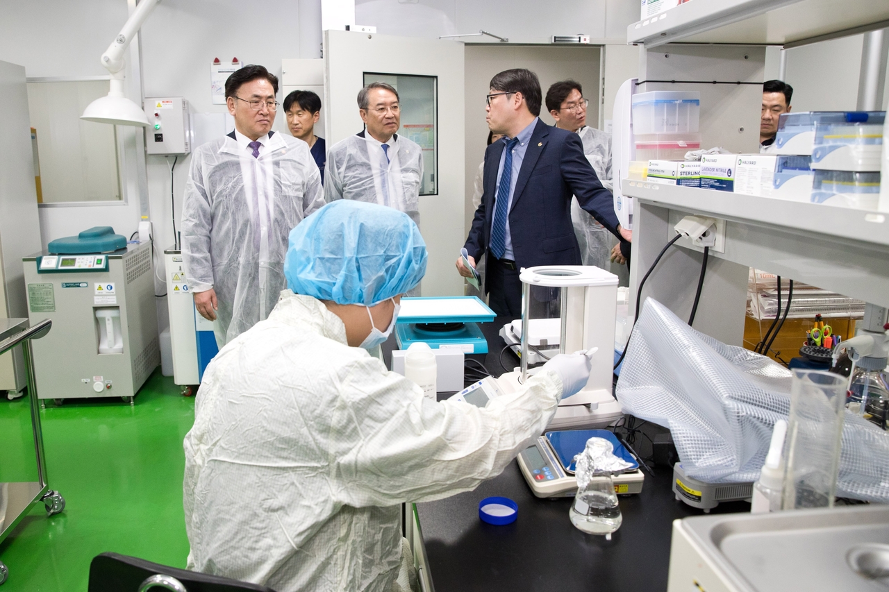 Researchers at the Daegu Gyeongbuk Institute of Science and Technology present lab safety practices and research activities during a visit by government and university officials on May 21. (Newsis)