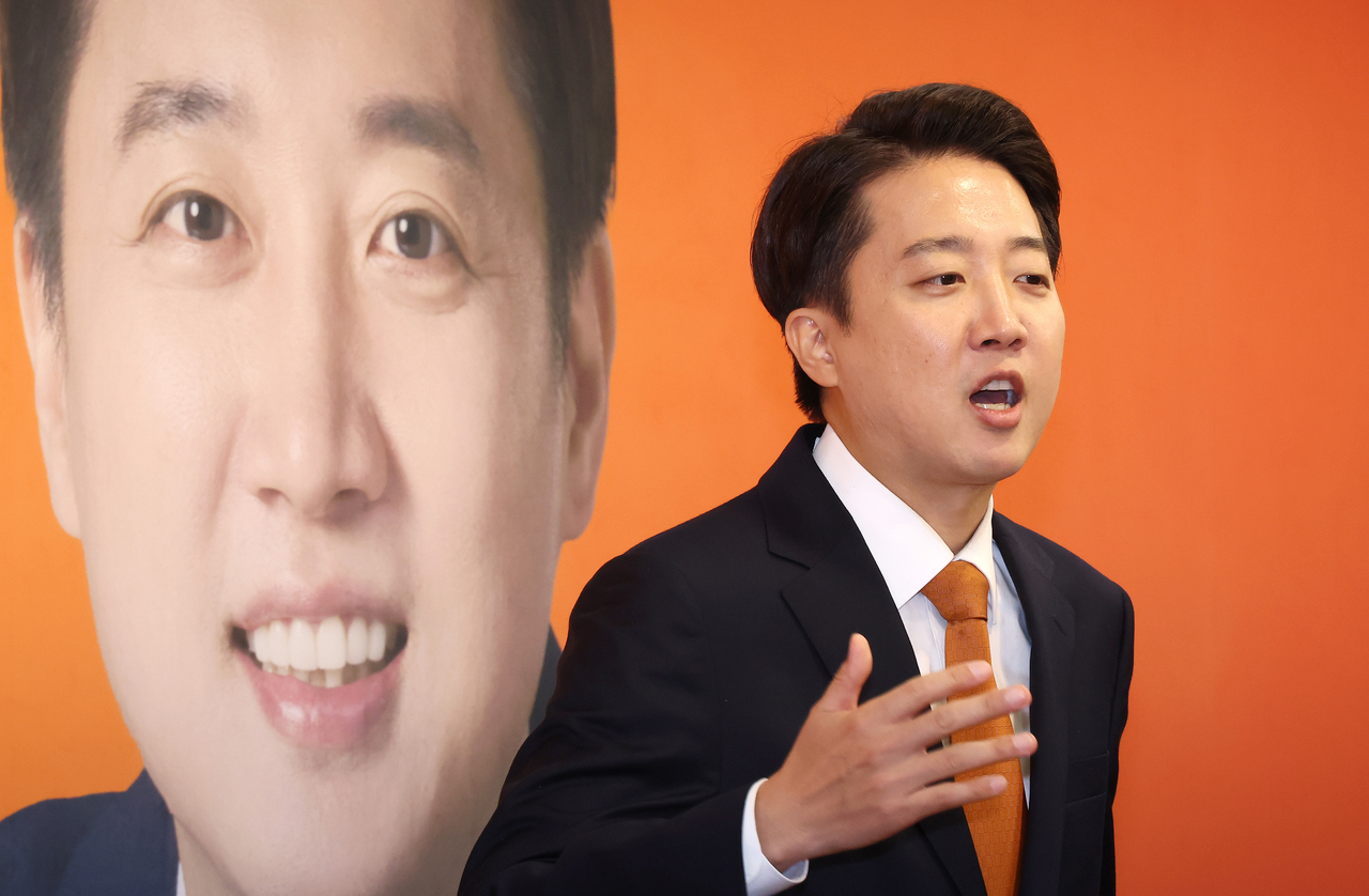 New Reform Party presidential candidate Lee Jun-seok explains his controversial debate remark during a press conference held at the National Assembly in Seoul on Thursday. (Yonhap)