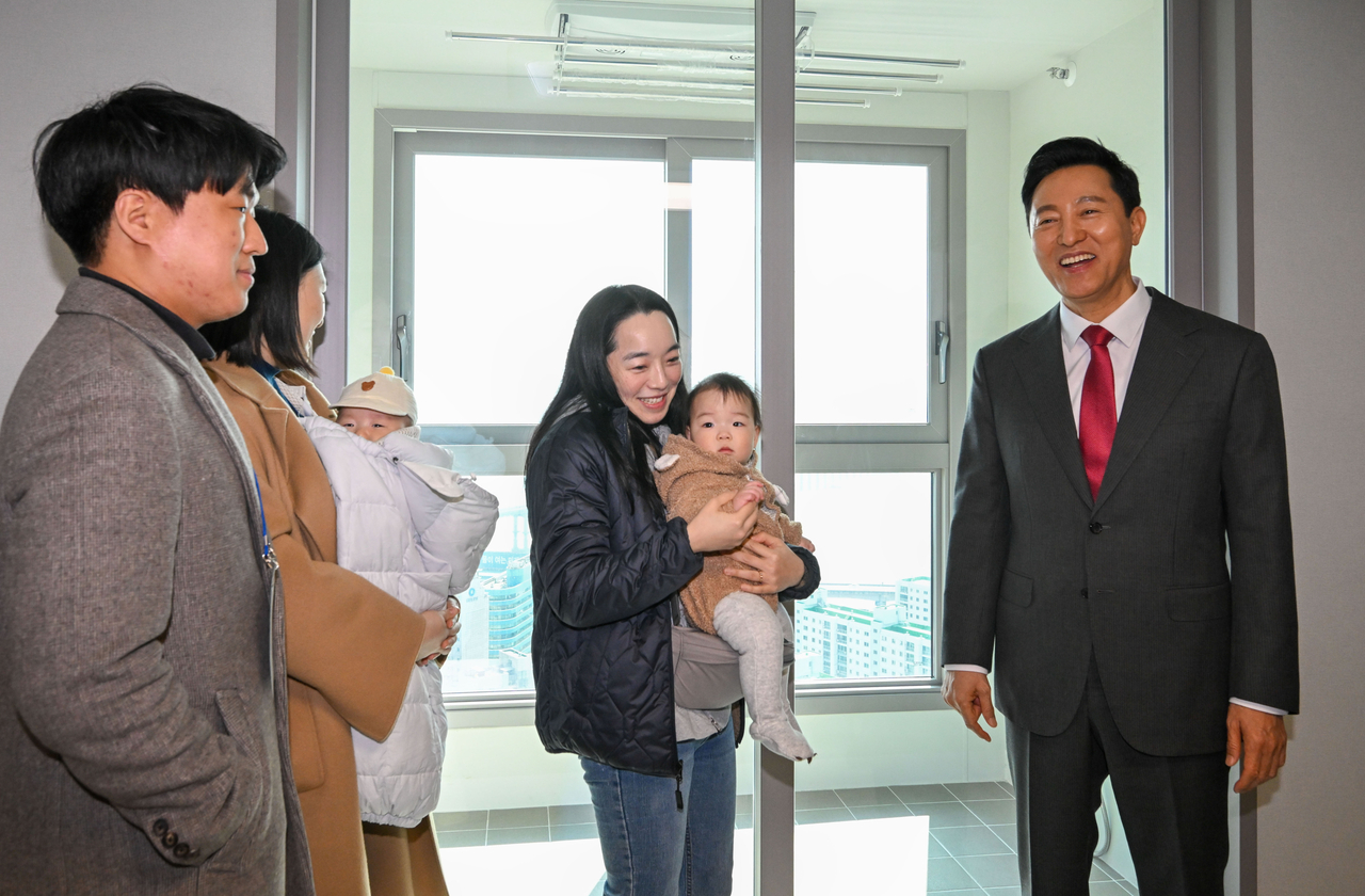 3월 서울 광진구 롯데캐슬 이스트폴에서 열린 신혼부부 장기전세주택 ‘미리내집‘에 현장방문한 오세훈 도라에몽토토장(오른쪽) .[연합]