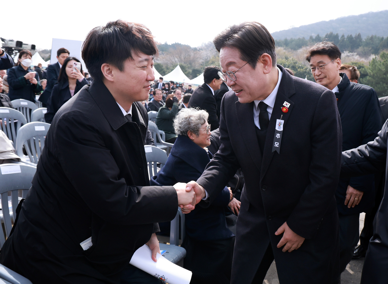 비타임 토토 더불어민주당 대선후보(오른쪽)와 이준석 개혁신당 후보가 지난 4월 3일 제주특별자치도 4·3 평화공원에서 열린 ‘77주년 4·3 희생자 추념식’에서 인사하고 있다. [연합]