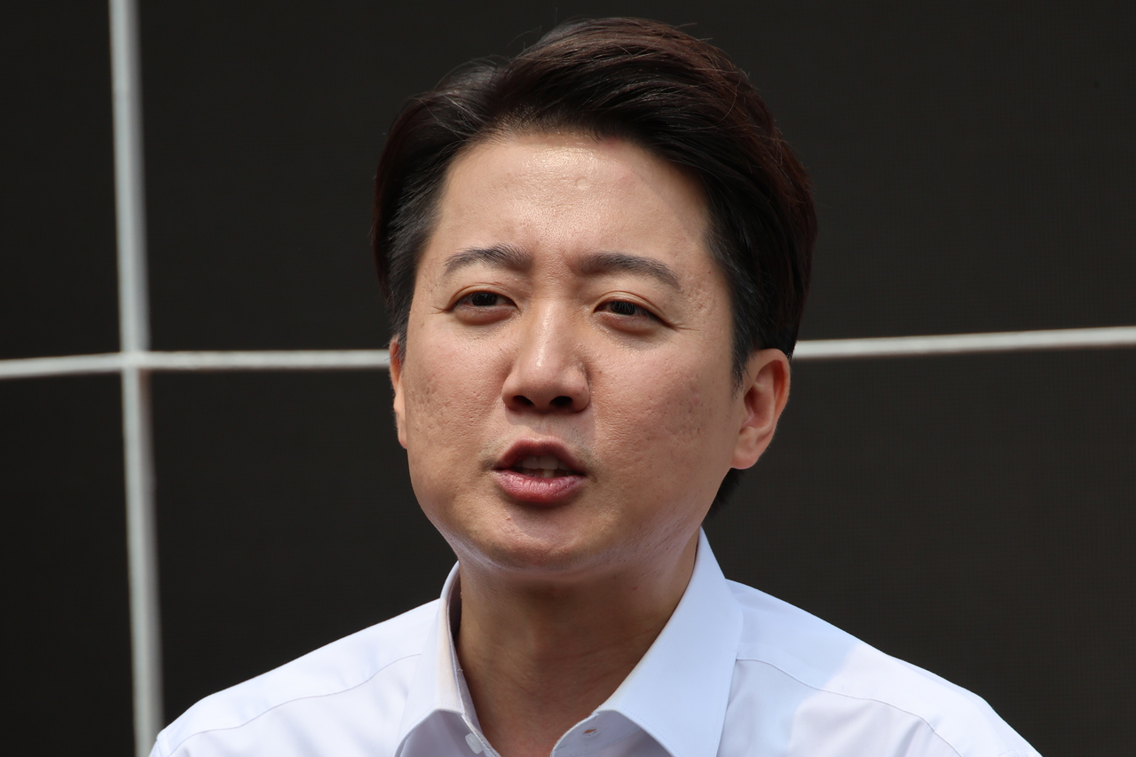 New Reform Party presidential candidate Lee Jun-seok speaks to reporters the day after the third presidential debate, Wednesday. (Yonhap)