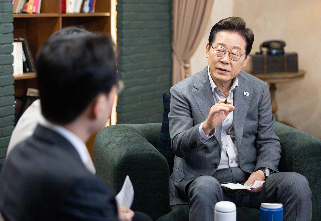 더불어민주당 토토사이트 실수 대선 후보가 28일 서울 강남구의 한 스튜디오에서 열린 K-이니셔TV ‘1400만 개미와 한배 탔어요’ 유튜브 라이브에서 발언하고 있다. [공동취재, 연합]