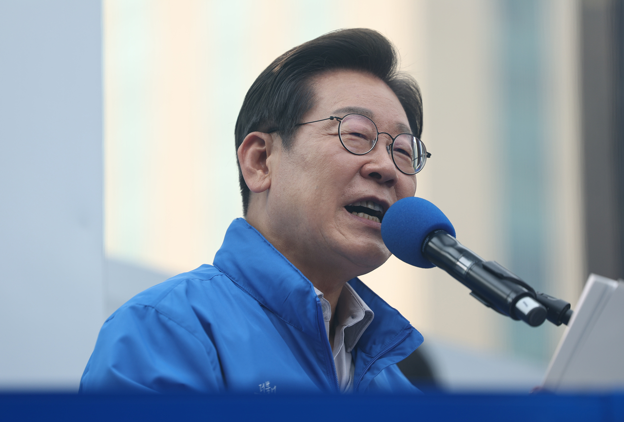 Democratic Party of Korea presidential candidate Lee Jae-myung speaks at a campaign rally in Seoul on Wednesday. (Yonhap)