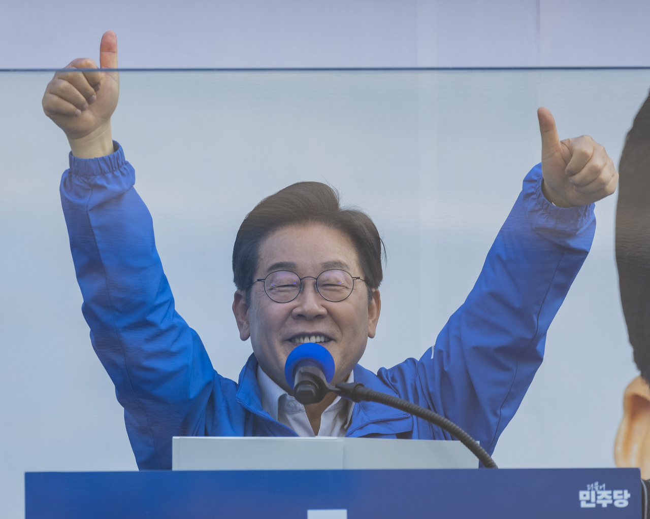 해외 토토사이트 순의 더불어민주당 대선후보가 28일 서울 왕십리역 광장에서 열린 성동구·동대문구 집중 유세에서 엄지를 들어 보이고 있다. [연합]