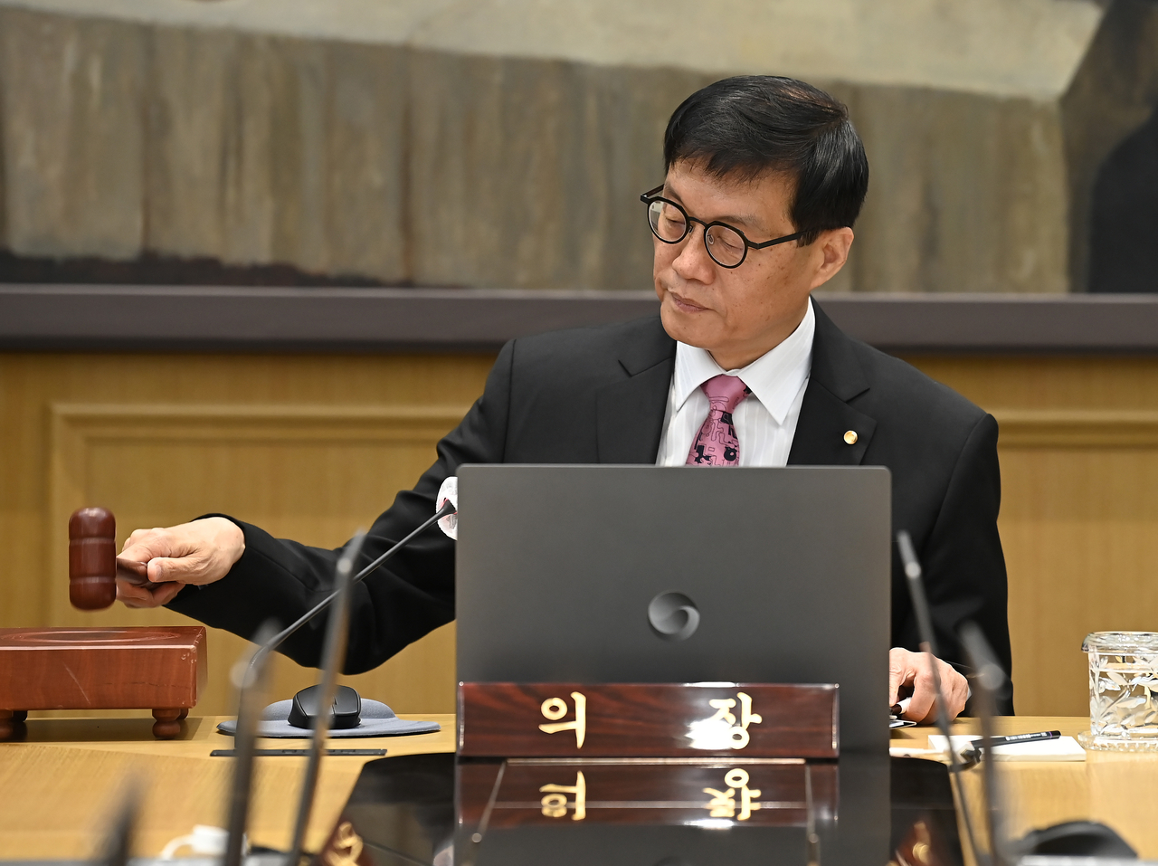 이창용 한국은행 게임룸 토토가 29일 서울 중구 한국은행에서 열린 금융통화위원회에서 의사봉을 두드리고 있다. [사진공동취재단]