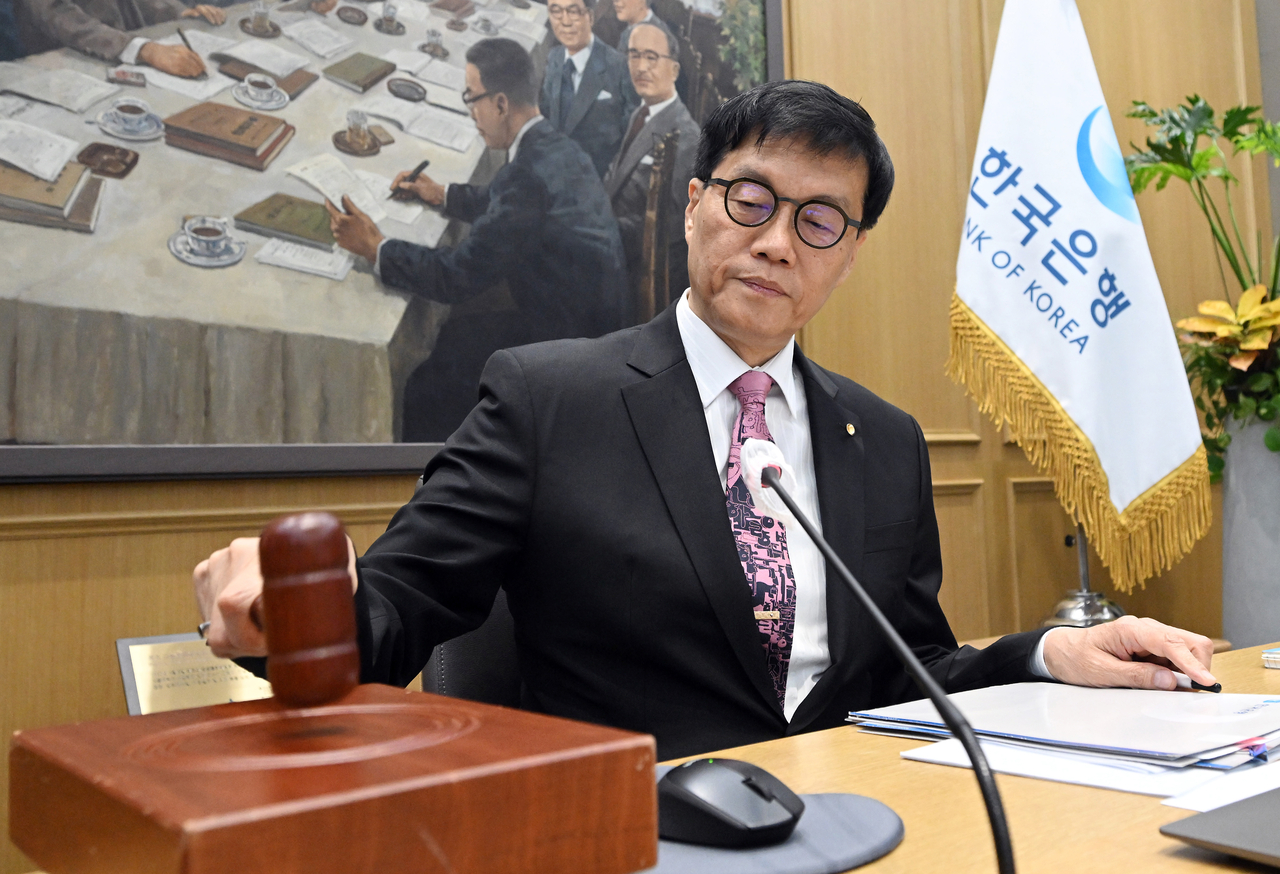 통화당국이 올해 우리나라 경제무신사 토토사이트 전망치를 0%대까지 내려 잡고, 기준금리 인하를 전격 단행했다. 사진은 29일 서울 중구 한국은행에서 열린 금융통화위원회에서 의사봉을 두드리고 있는 이창용 한국은행 총재 [사진공동취재단]