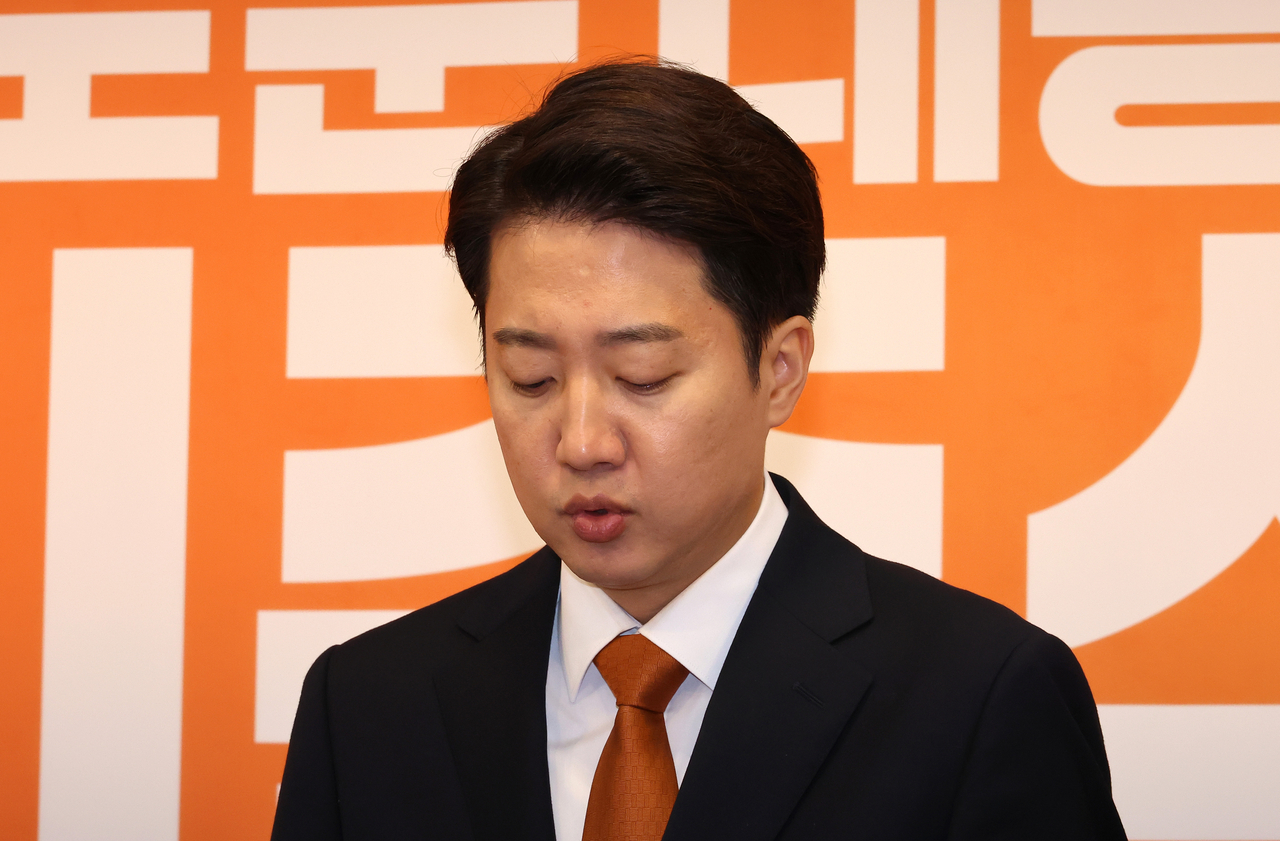 Lee Jun-seok apologizes, but attacks Lee Jae-myung's family ethics - The  Korea Herald, image size:1280x841