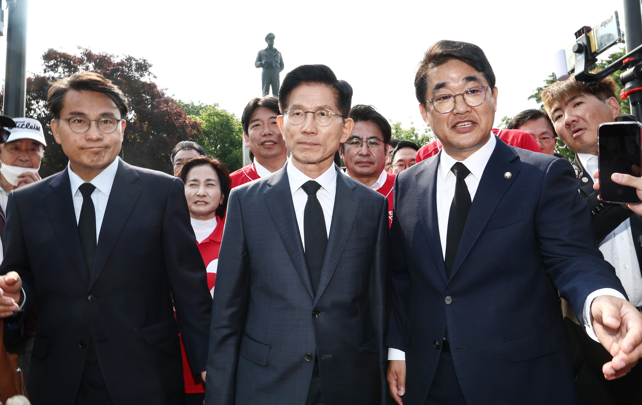 국민의힘 토토사이트 아띠 대선 후보가 29일 인천 중구 자유공원 맥아더 장군 동상을 찾아 참배를 마친 뒤 이동하고 있다. <연합>