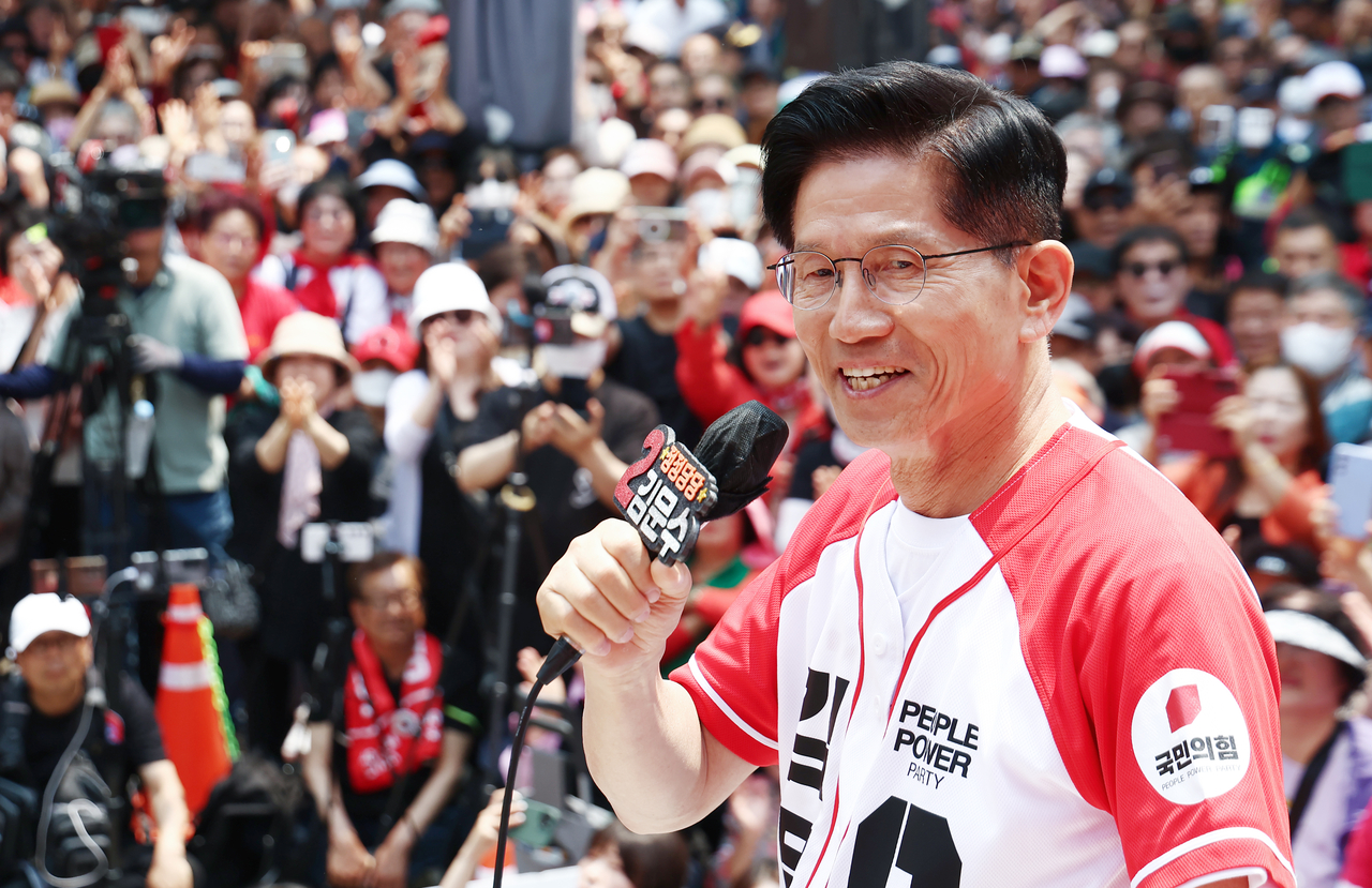 Kim Moon-soo, the People Power Party's presidential candidate, speaks at a campaign rally Thursday. Yonhap