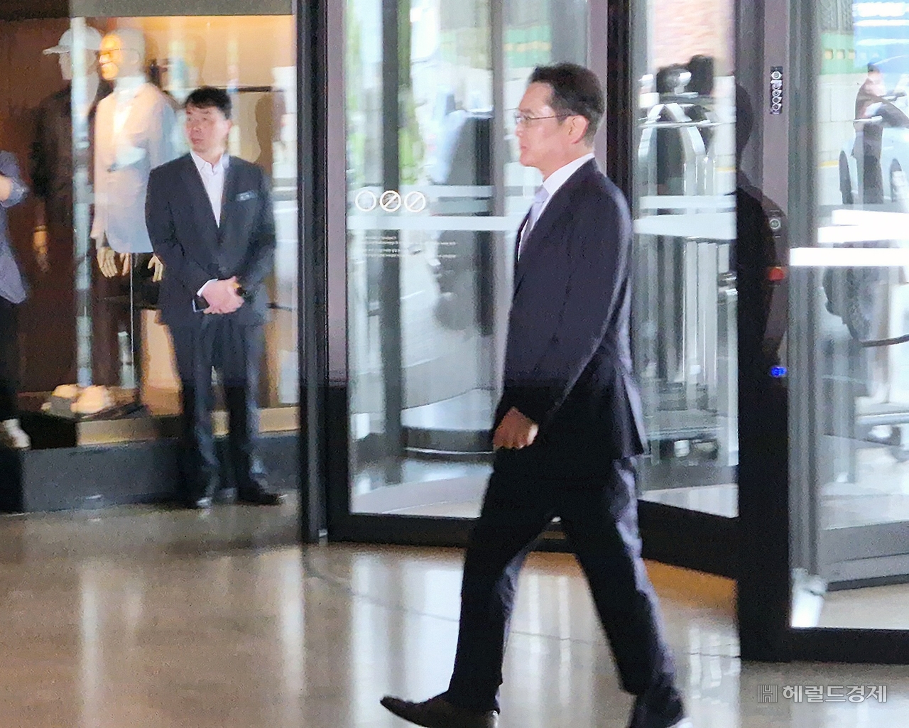 이재용 삼성전자 회장이 30일 오후 ‘2025 제35회 머스트잇 토토’ 시상식이 열리는 서울 중구 신라호텔에 들어서고 있다. [김현일 기자