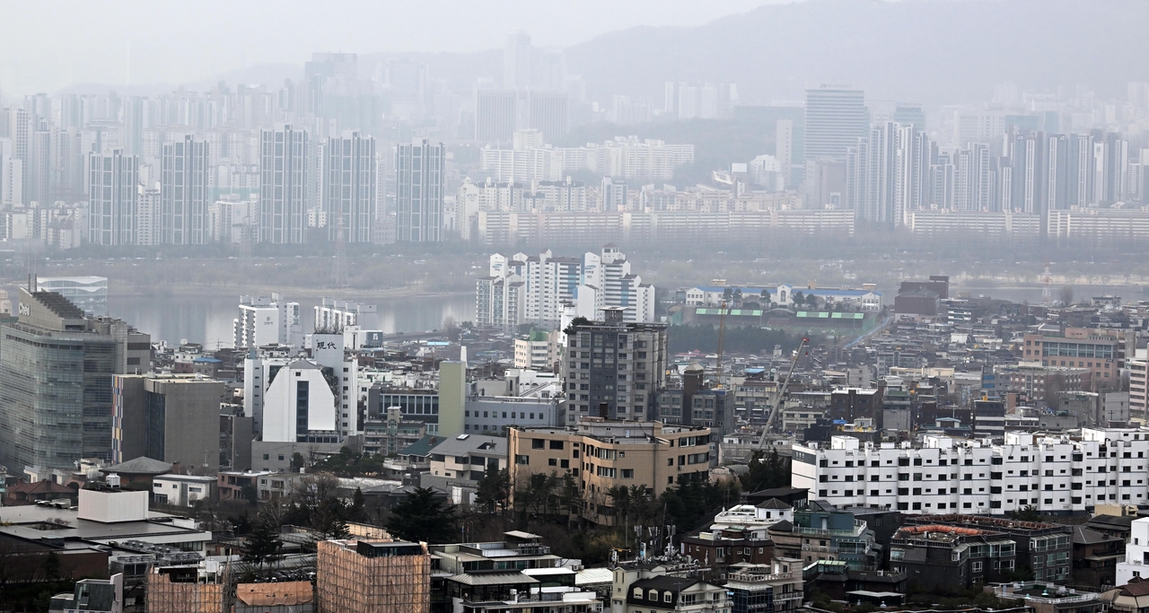 서울 남산에서 바라본 용산구와 서초구지역의 아파트 모습. 이상섭 기자