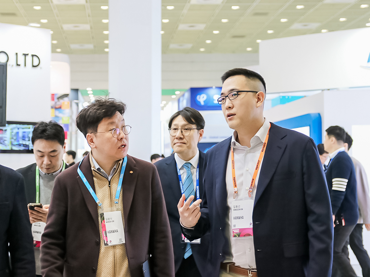 김동선(오른쪽) 멤버십토토세미텍 미래비전총괄 부사장이 올 2월 ‘세미콘코리아 2025’ 현장을 찾아 부스를 돌며 기술현황에 대한 설명을 듣고 있는 모습. [멤버십토토세미텍 제공]
