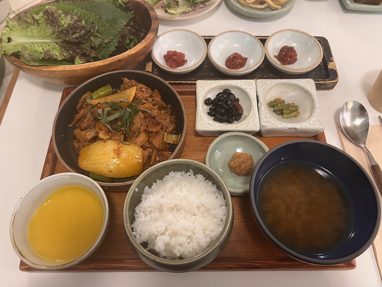 Ssambap jeongsik, a set meal consisting of white rice; jeyuk bokkeum, or spicy stir-fried pork seasoned with gochujang; hobakjuk, or pumpkin porridge; siraegi soybean paste soup; ssamjang, or Korean dipping sauce; and vegetable wraps offered at Grandmother's Recipe in Seoul's Seongsu-dong. (Park Jun-hee/The Korea Herald)