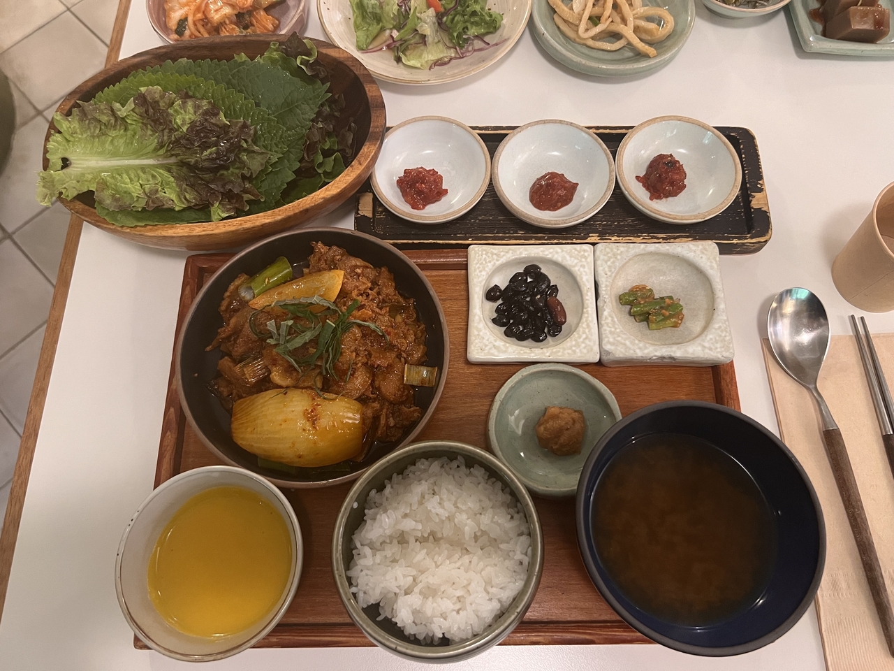 Ssambap jeongsik, a set meal of rice, spicy stir-fried pork seasoned with gochujang,  pumpkin porridge,  soybean paste soup, ssamjang and leafy vegetables for wrapping, served at Grandmother's Recipe in Seoul's Seongsu-dong. (Park Jun-hee/The Korea Herald)