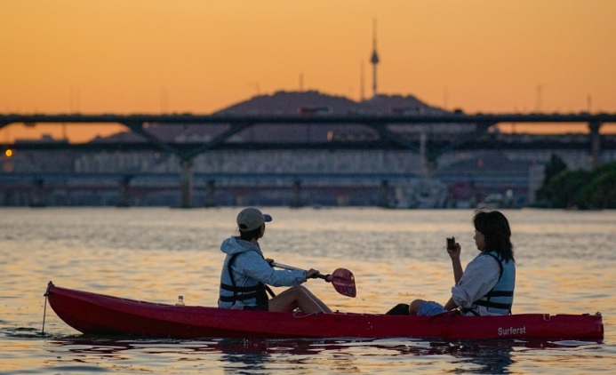Kayaking on the Han River (Four Season Leisure)