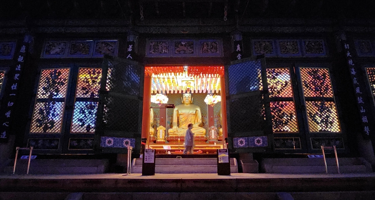Daeungjeon, the main hall at Jogyesa in central Seoul (Choi Si-young/The Korea Herald)