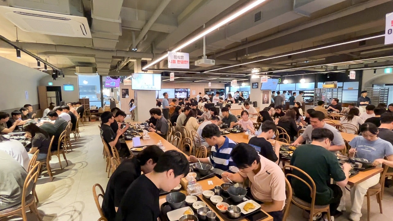 헥토그룹 구내토토사이트 라운더스 ‘채움’에서 직원들이 식사하고 있다. [헥토그룹 제공]