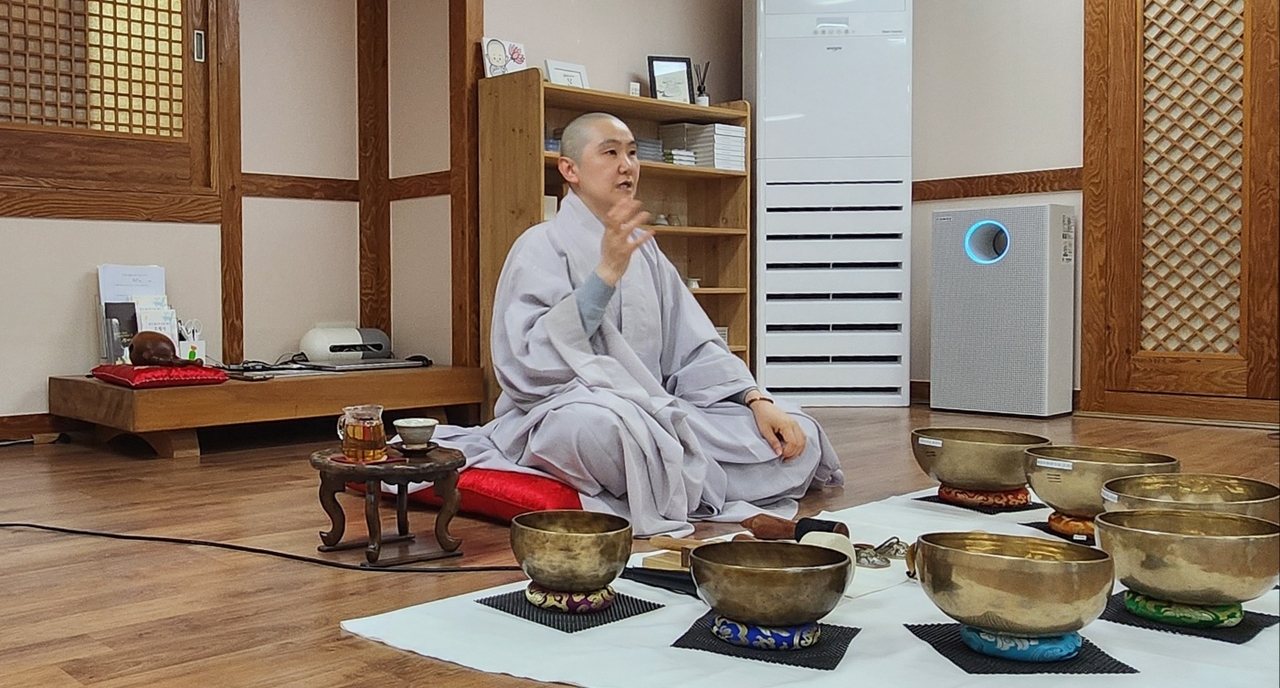 The Ven. Bogak leads a meditation session at Jogyesa in May. (Choi Si-young/The Korea Herald)