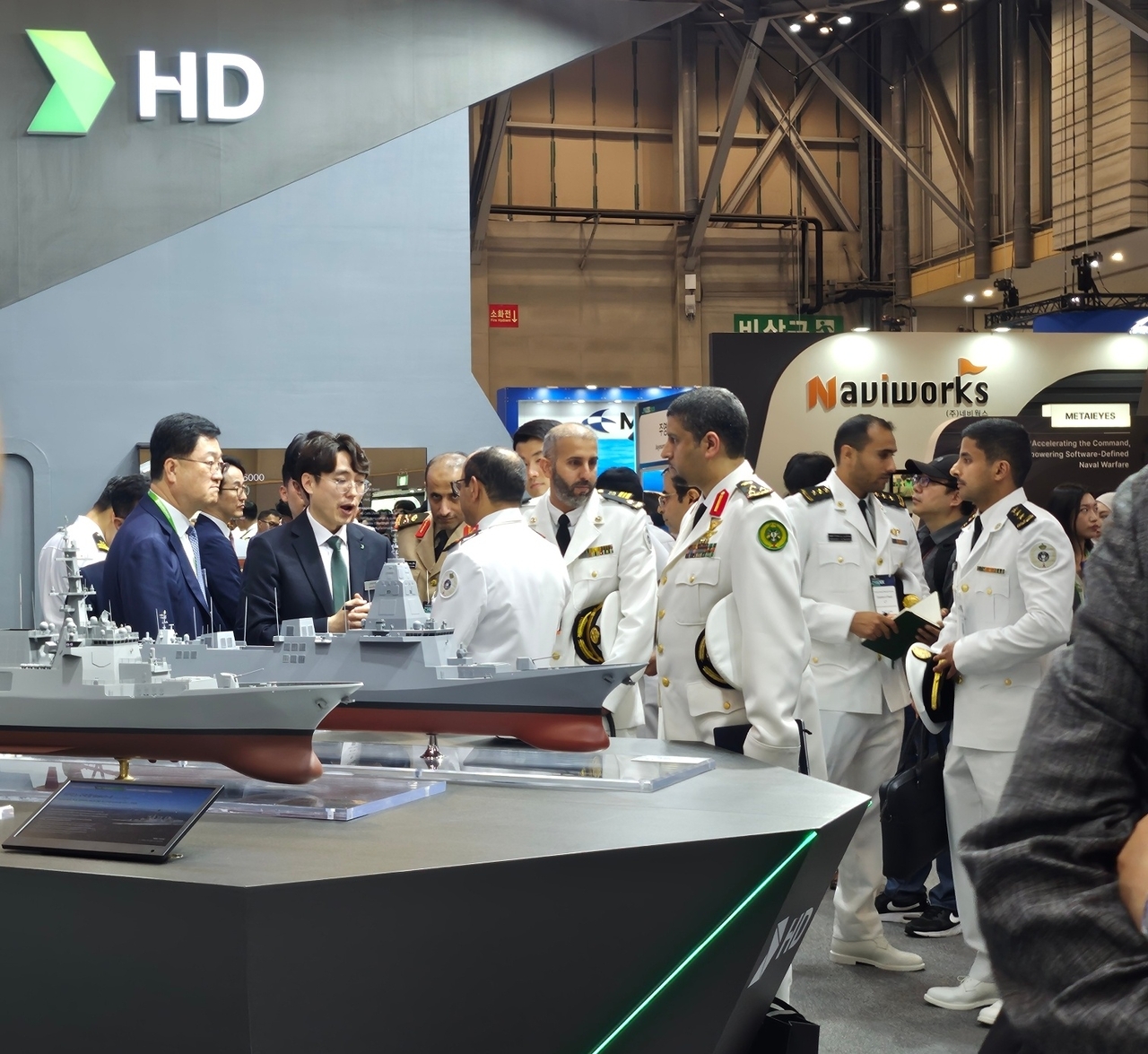 사우디 군 관계자들이 28일 ‘MADEX 2025’ HD현대 부스에서 설명을 듣고 있다.  부산=박혜원 기자