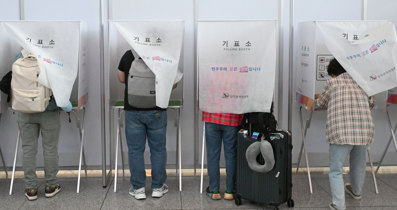 제21대 대통령선거 사전투표가 시작됐다. 사진은 29일 오전 인천국제공항 제1여객터미널 출국장에 마련된 사전투표소에서 유권자들이 투표를 하고 있는 모습. 영종도=이상섭 기자
