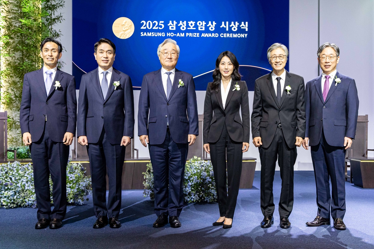 2025 삼성호암상 프리미어토토 사진.  신석우(왼쪽부터) UC버클리 교수·고등과학원 석학교수, 정종경 서울대 교수, 김승우 KAIST 명예교수, 글로리아 최 미국 MIT 교수, 구본창 사진작가, 김동해 사단법인 비전케어 이사장[삼성전자 제공]