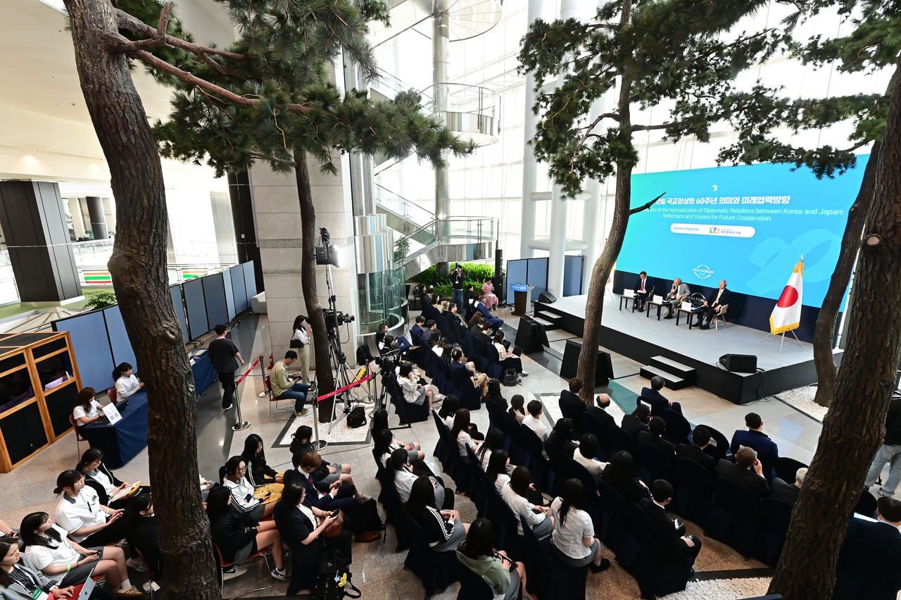 High school students and other participants listen   during a session on the 60th anniversary of the normalization of diplomatic relations between Korea and Japan at the Jeju Forum on Thursday.  (Jeju Forum)