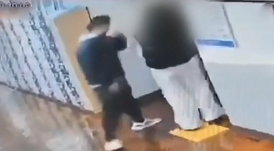 지난해 11월 29일 오전 8시 40분쯤 부산의 한 고등학교에 침입해 여학생을 성추행하고 달아난 홍콩 국적 남성(왼쪽). [JTBC ‘사건반장’ 방송화면 캡처]