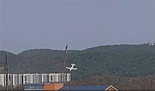 해군이 지난 29일 포항에서 비행훈련 중 추락한 해상초계기 P-3CK의 사고 당시 모습이 담긴 CCTV 그랜드토토을 유족의 동의를 구해 공개했다. 사진은 해상초계기 사고 당시 모습. [연합]