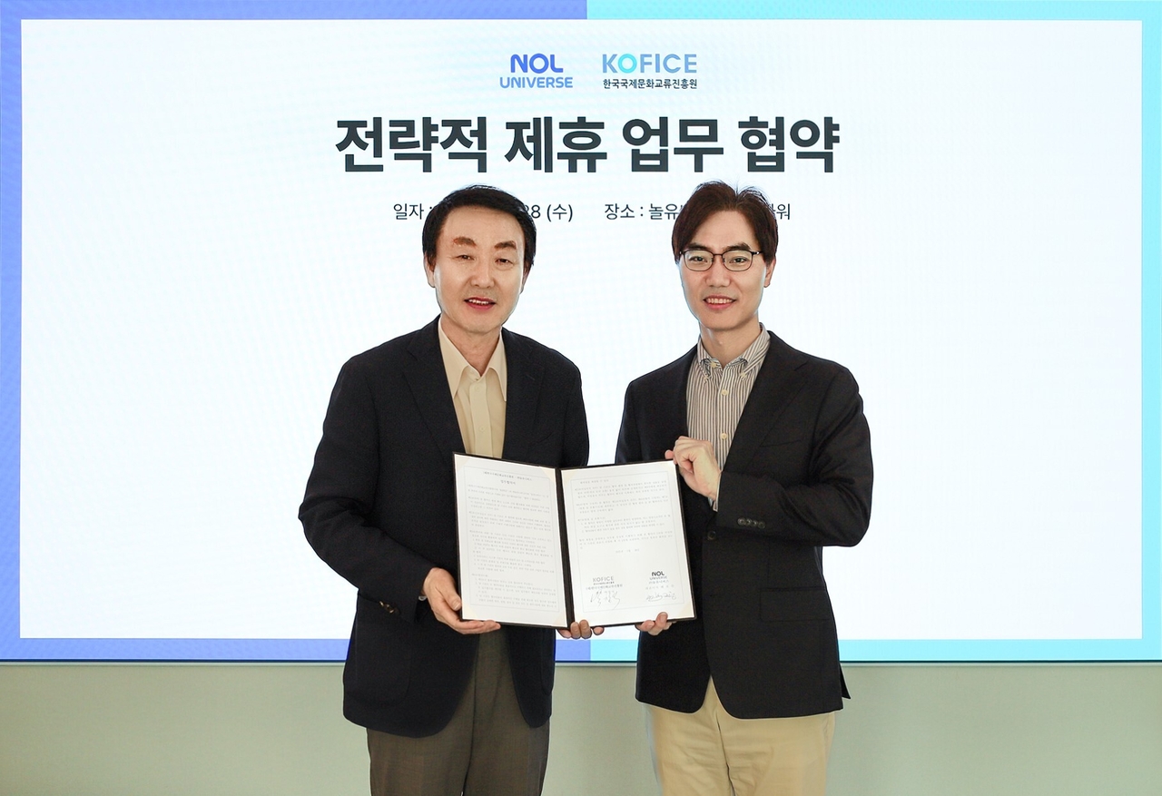 (From right) Nol Universe CEO Bae Bo-chan and KOFICE President Park Chang-sik pose for a photo during the signing ceremony to collaborate on promoting MyK Festa on Wednesday in Seongnam, Gyeonggi Province.