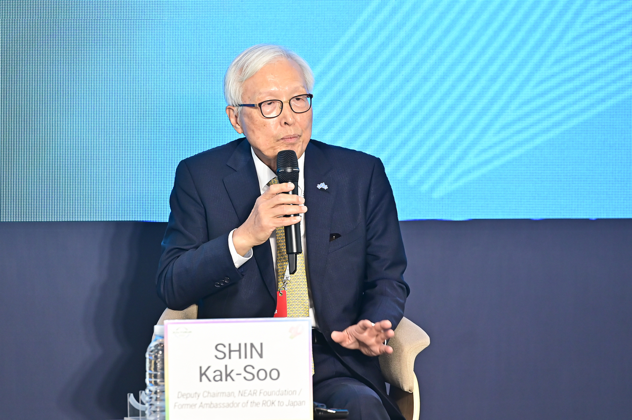 Shin Kak-soo, deputy chairman of the NEAR Foundation and former South Korean vice foreign minister, speaks during a session on the 60th anniversary of the normalization of diplomatic relations between Korea and Japan at the Jeju Forum on Thursday. (Jeju Forum)