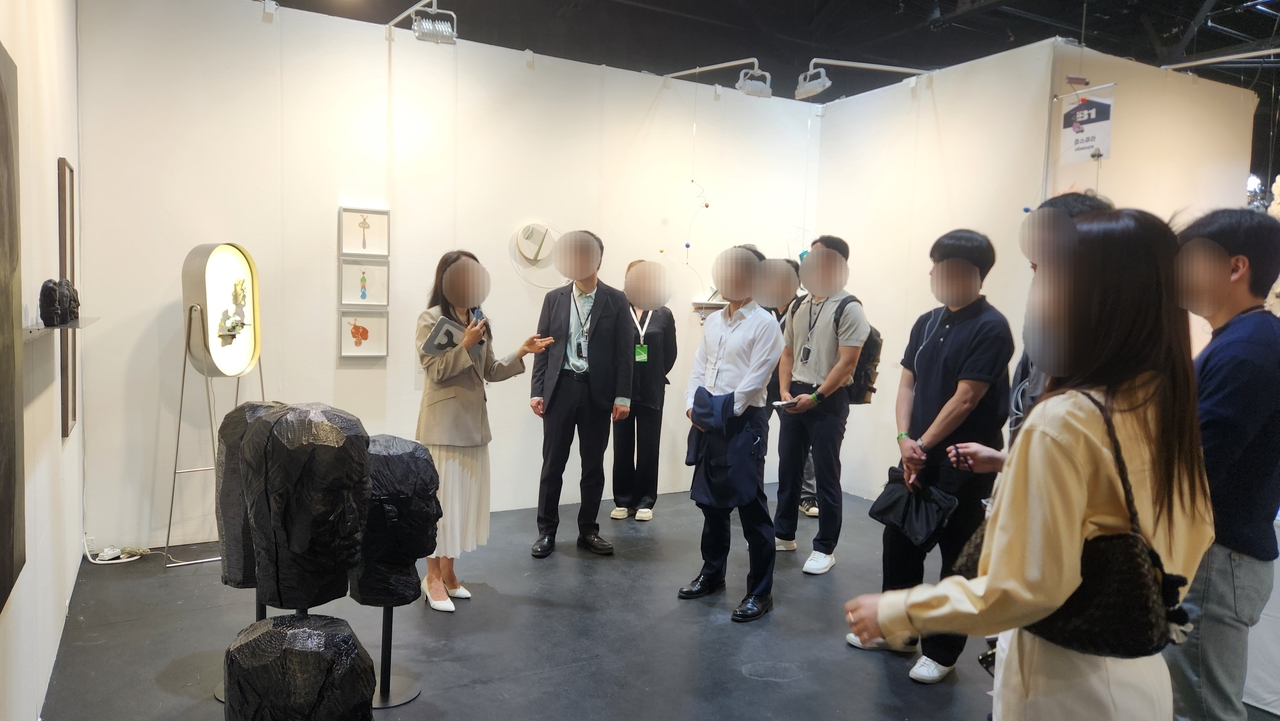 지난 29일 서울 마포구 백성희장민호 극장에서 열린 ‘더프리뷰2025’ VIP 프리뷰 현장에서 초청 고객이 토토사이트 통장 묶는법 설명을 듣고 있다. [정호원 기자]