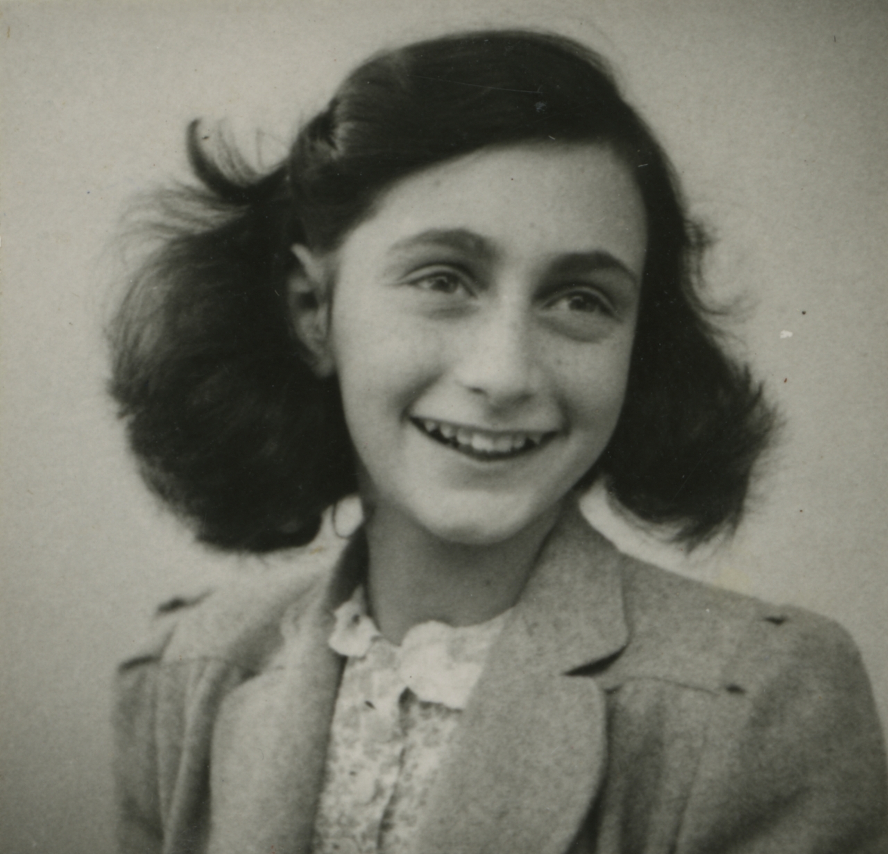 토토사이트 배너만들기 프랑크의 여권 사진, 1942 [Photo Collection Anne Frank House]
