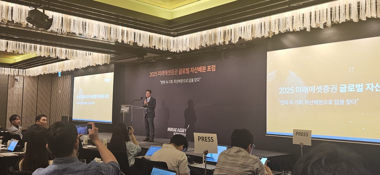 Mirae Asset Securities Vice Chairman Heo Sun-ho delivers a welcome speech during the 2025 Mirae Asset Securities Global Asset Allocation Forum held in Seoul, Thursday. (Newsis)