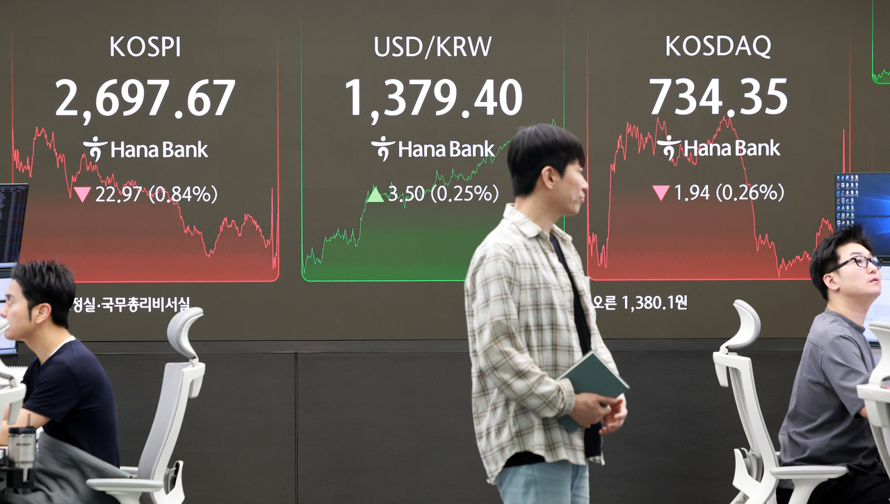 Officials work at a dealing room of Hana Bank in Seoul on Friday. (Yonhap)