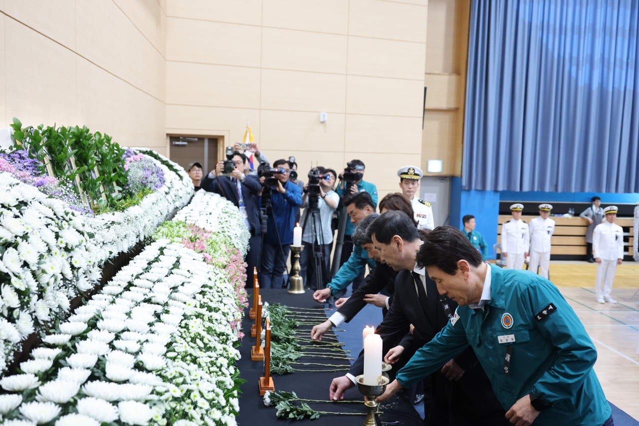 30일 이강덕 포항시장과 김일만 포항시의회 의장 등이 해군 항공사령부 내 체육관에 마련된 해상초계기 추락사고 합동분향소를 찾아 헌화하고 있다[포항시 제공]