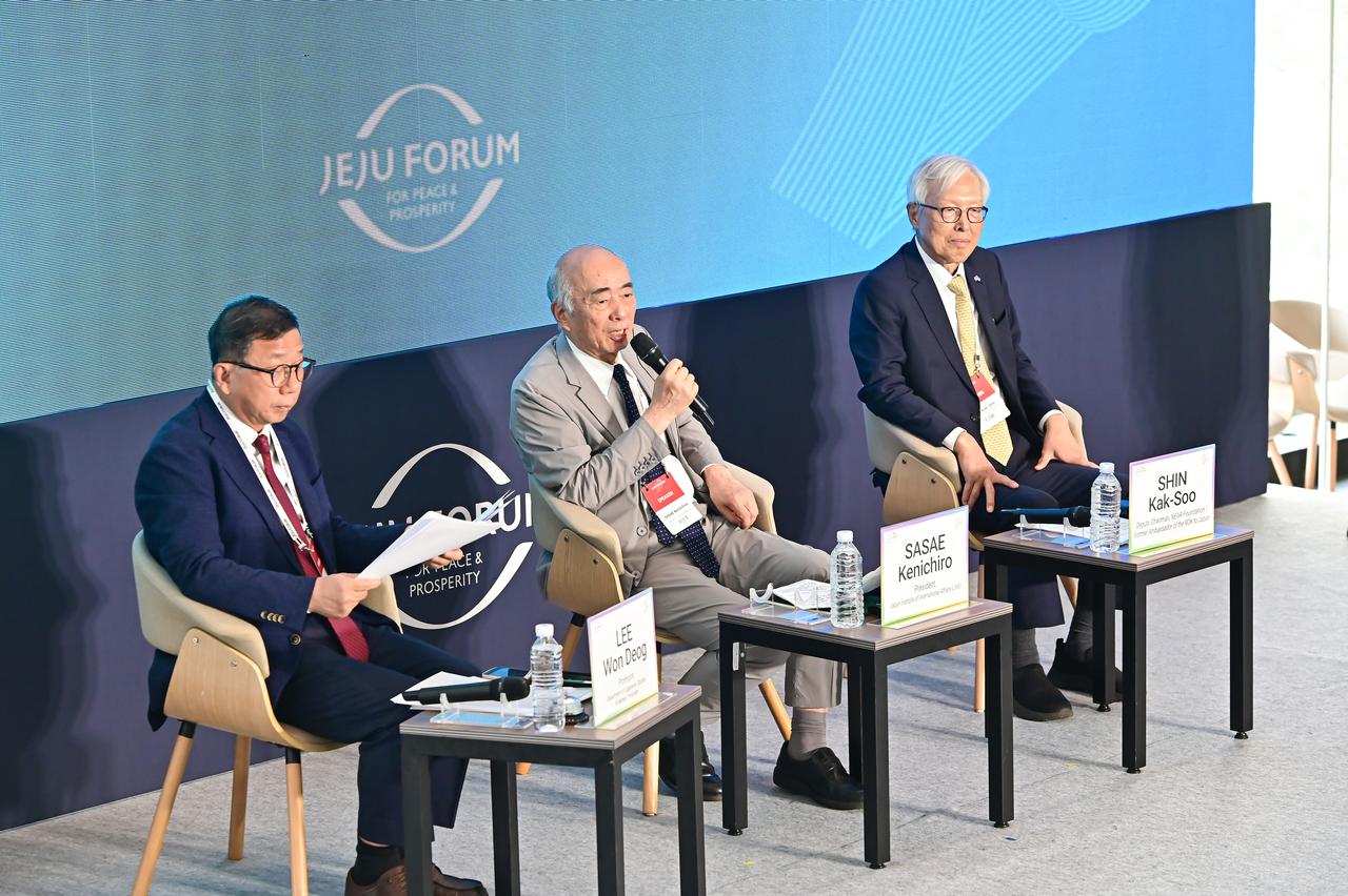 From left: Lee Won Deog, professor at Kookmin University; Kenichiro Sasae, president of the Japan Institute of International Affairs and former Japanese vice foreign minister; and Shin Kak-soo, deputy chairman of the NEAR Foundation and former South Korean vice foreign minister, participate as moderator and panelists in a session marking the 60th anniversary of the normalization of diplomatic relations between Korea and Japan at the Jeju Forum on Thursday.  (Jeju Forum)