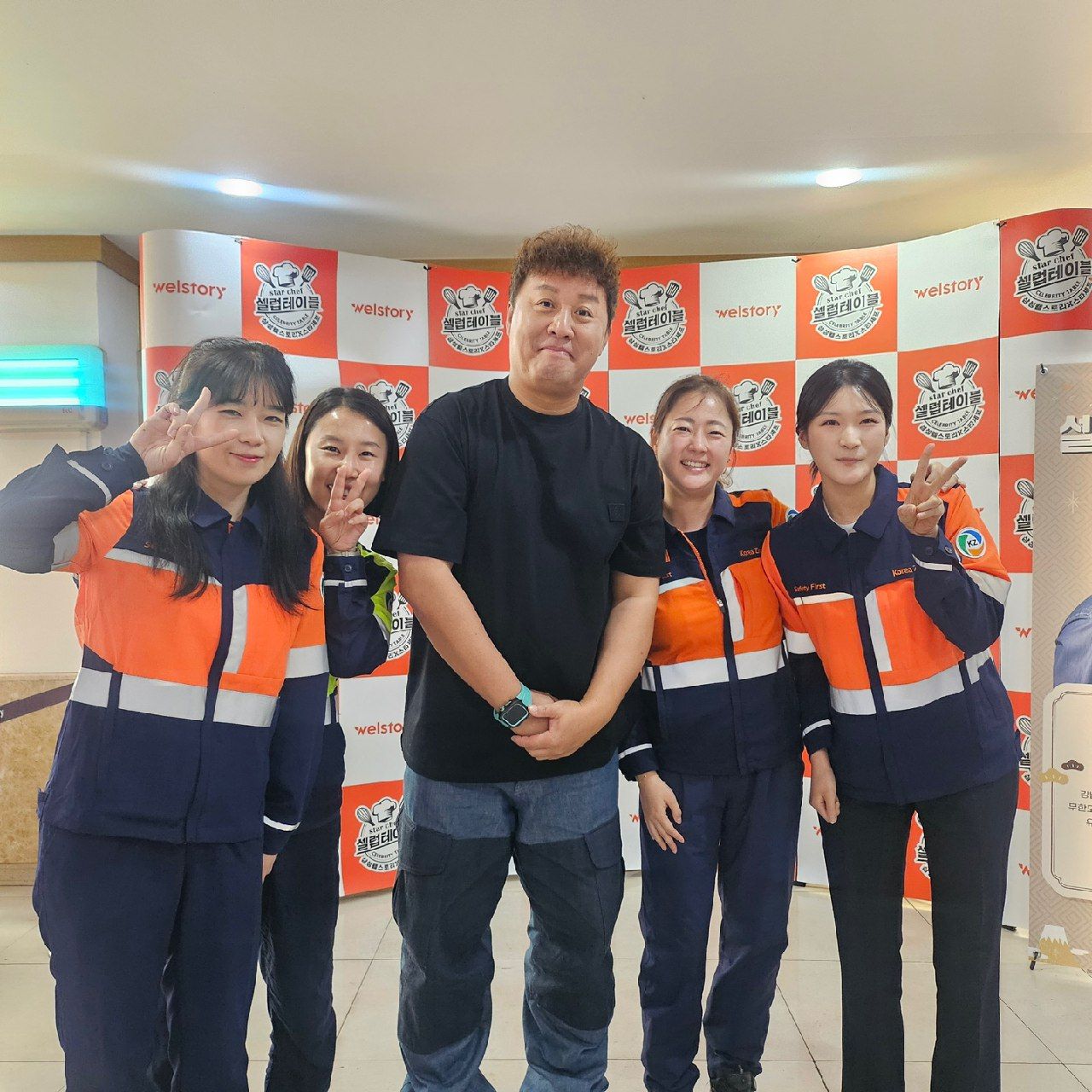 연예인 정준하(가운데)가 고려아연 온산제련소 직원들과 기념사진을 촬영하고 hulk 토토사이트. [고려아연 제공]