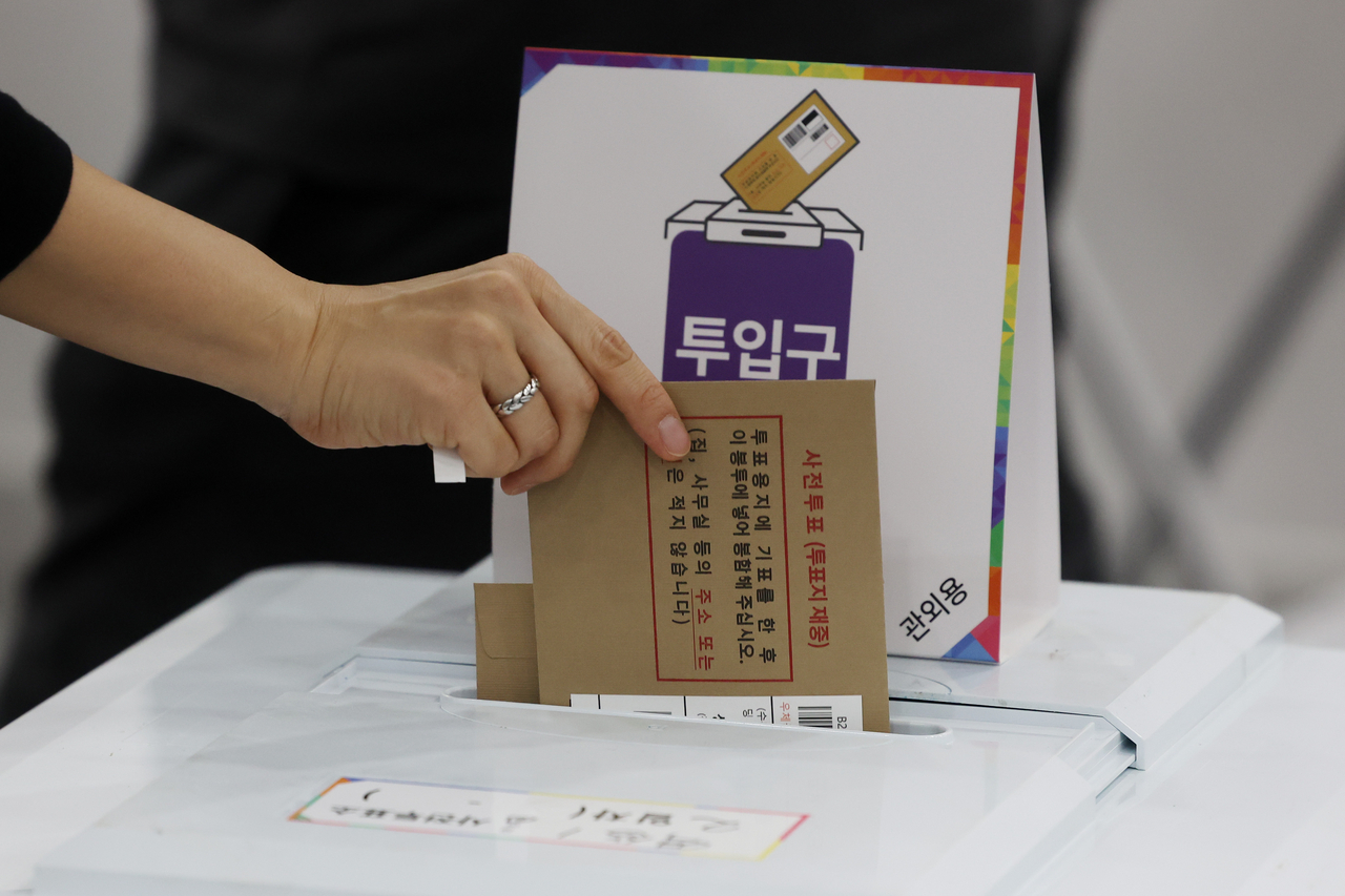 A voter casts their ballot at a polling station in Gangnam-gu, southern Seoul, Friday. (Yonhap)