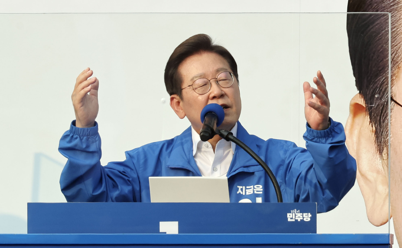 이재명 더불어민주당 대선 후보가 5월 29일 오후 서울 서초구 서울고속버스터미널 광장에서 열린 유세에 참석해 지지를 호소하고 있다. 임세준 기자